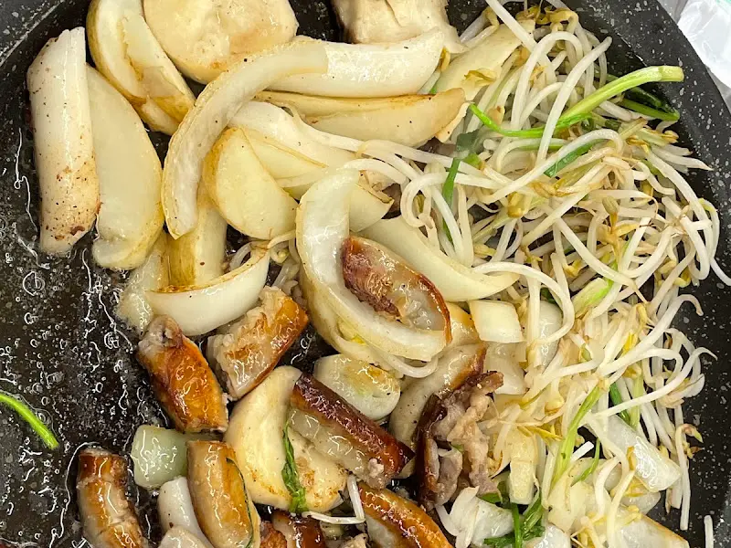 돌판 위에 푸짐하게 담긴 곱창 모듬