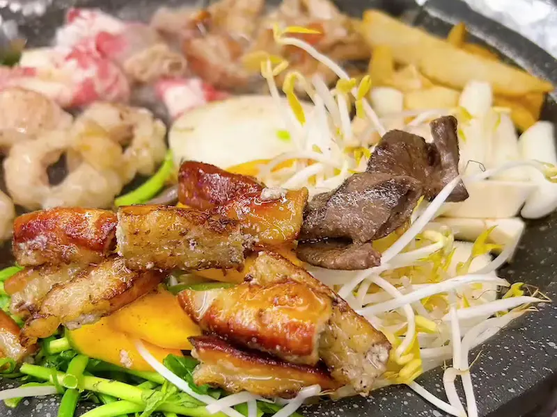 돌판 위에 곱창, 막창, 대창, 염통이 함께 구워지는 모습