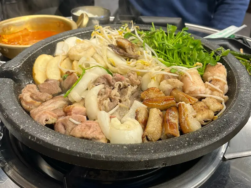 테이블 가득 차려진 곱창 한 상