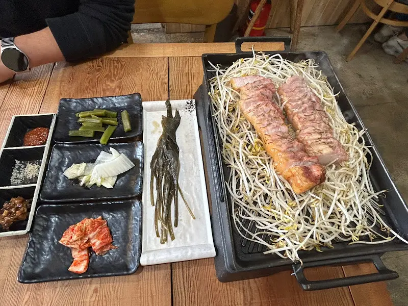 항아리 훈제 삼겹살과 반찬