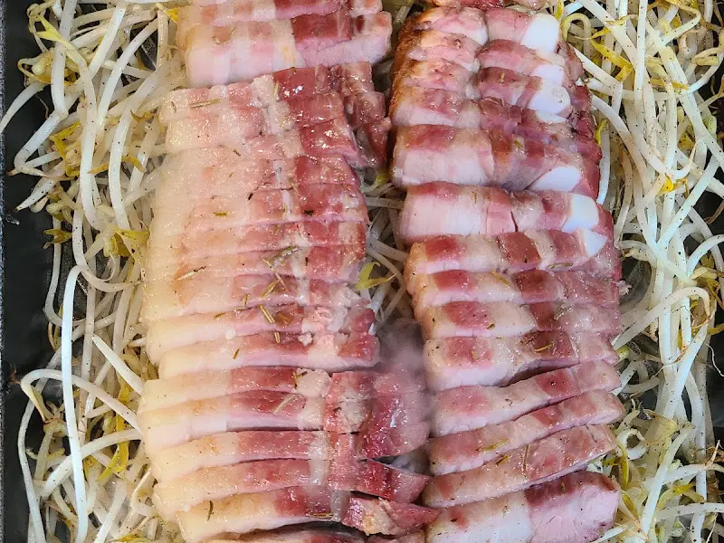 항아리 훈제 삼겹살 근접샷