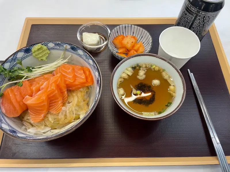 정갈하게 차려진 연어덮밥 한 상 차림