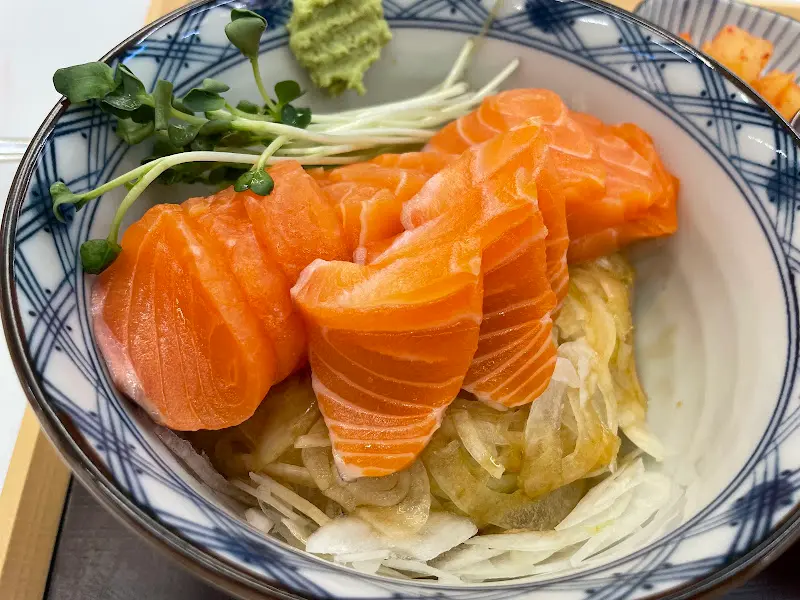 연어덮밥의 클로즈업 샷