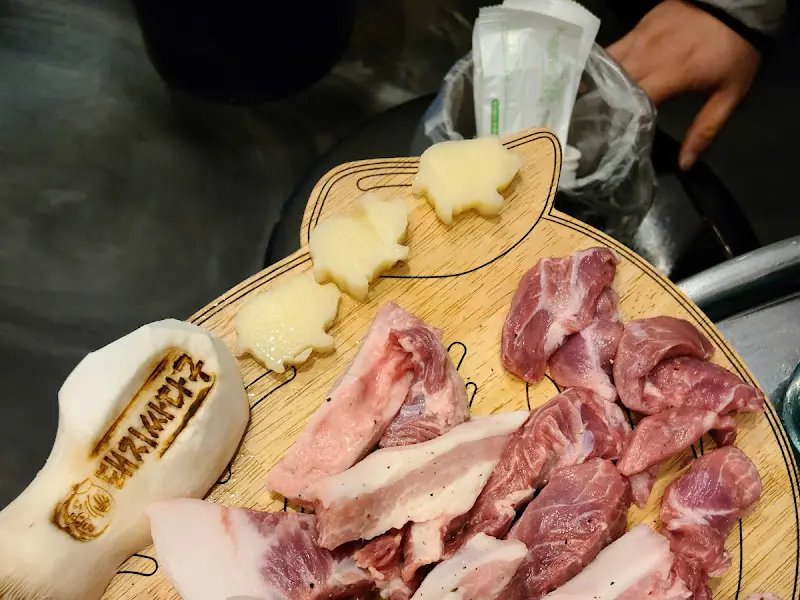 윤기가 흐르는 뒷고기 한 상