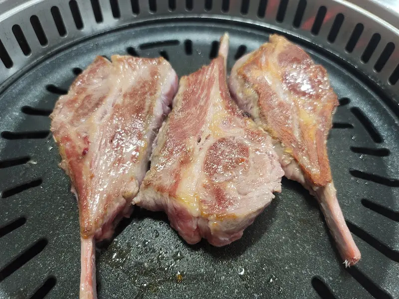 숯불 위에서 익어가는 양갈비