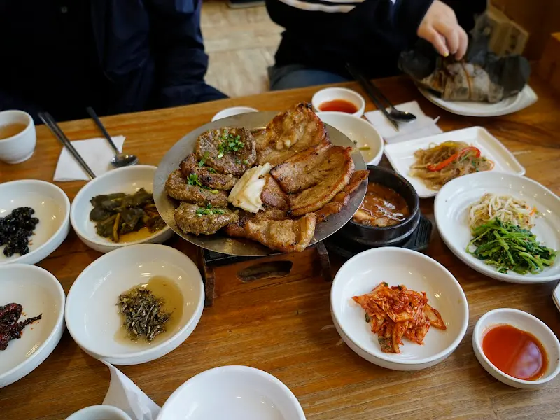 떡갈비와 돼지갈비 정식 한 상 차림