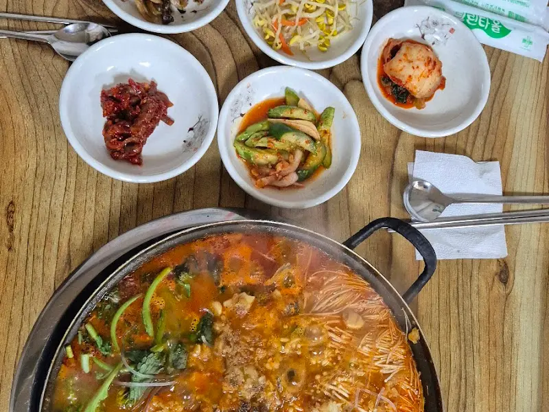 메기매운탕과 밑반찬