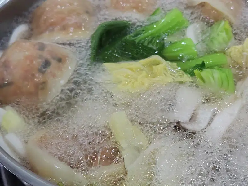 만두전골이 끓고 있는 모습