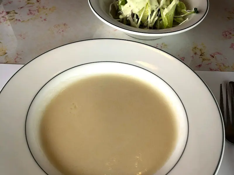 크림 스프와 샐러드