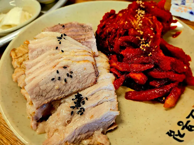 윤기가 자르르 흐르는 오봉집 보쌈