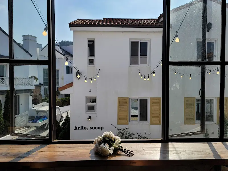 카페 창밖 풍경