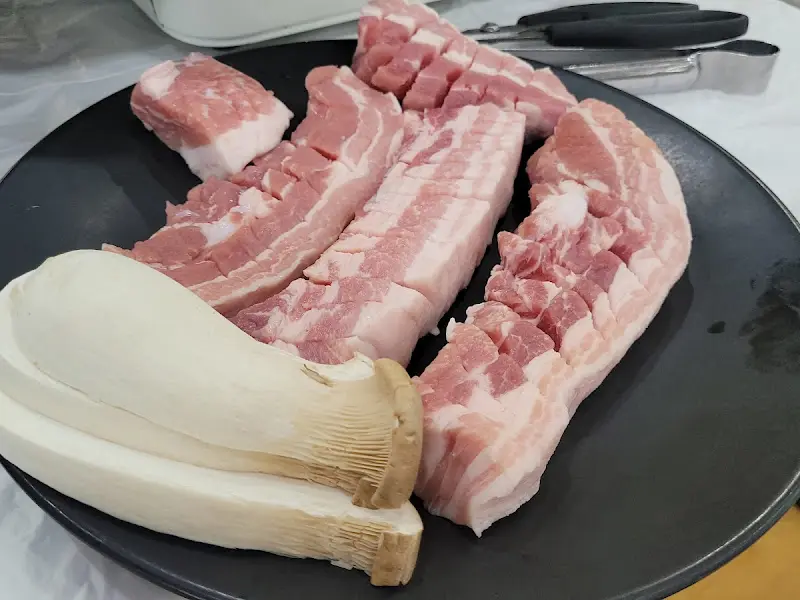 황학산식당의 삼겹살과 버섯