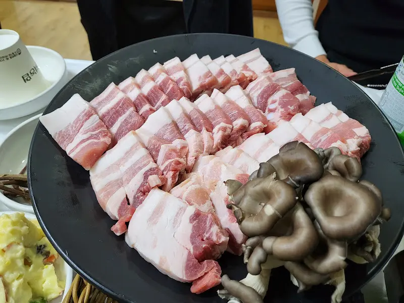 황학산식당의 삼겹살 플레이팅