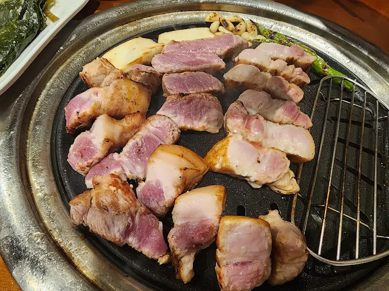 불판 위에서 익어가는 돼지고기