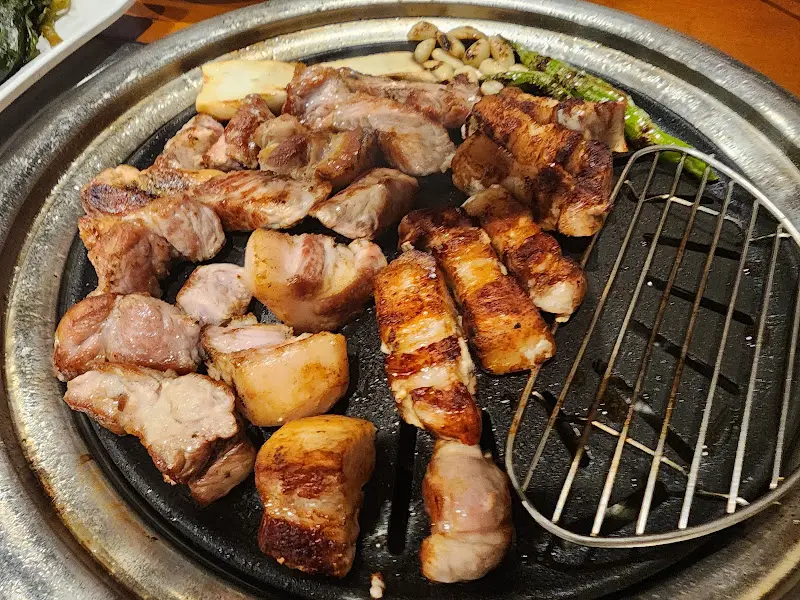 불판 위에서 맛있게 익어가는 돼지고기