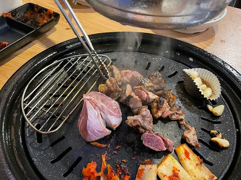 불판 위에서 익어가는 고기와 김치