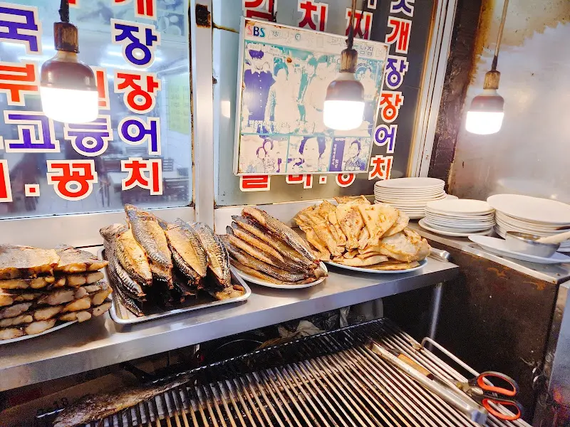 가게 앞에서 구워지는 생선들
