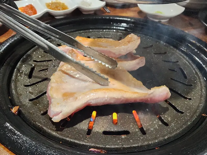 불판 위에서 익어가는 숙성 목살