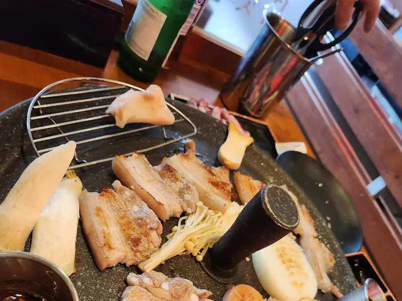 숯불 위에서 지글지글 익어가는 삼겹살