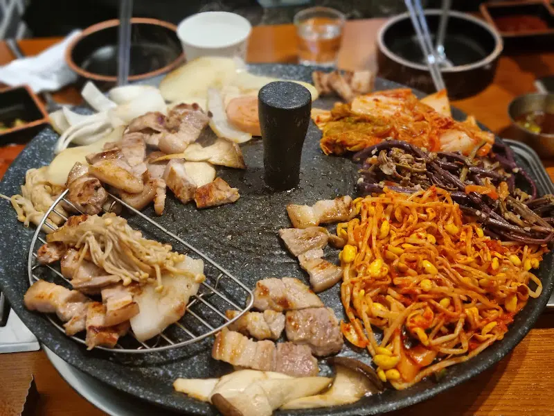 구워진 삼겹살, 김치, 콩나물