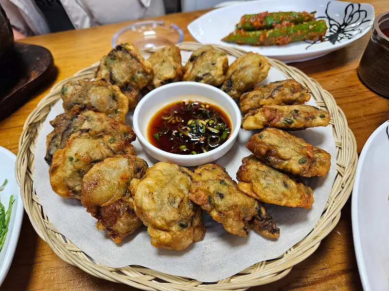 노릇하게 구워진 굴전