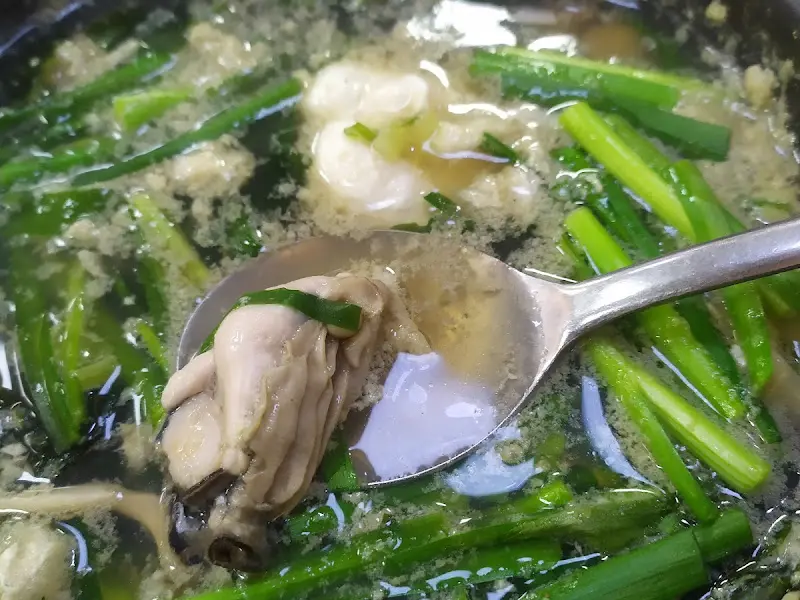 굴국밥 속 굴과 부추