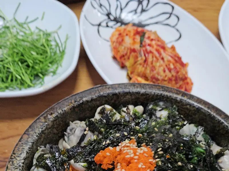 굴이 듬뿍 들어간 돌솥밥