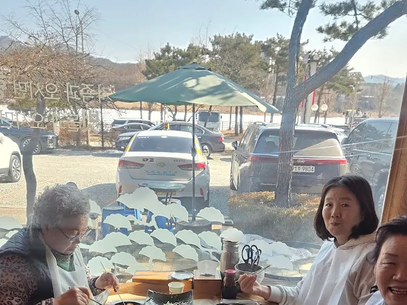 식사 중인 손님들