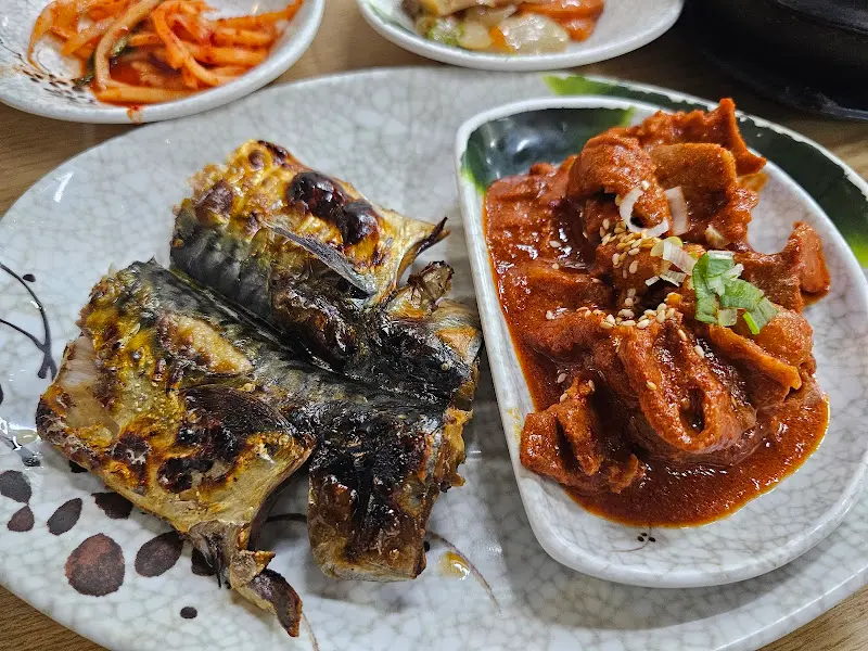 고등어구이와 제육볶음 클로즈업