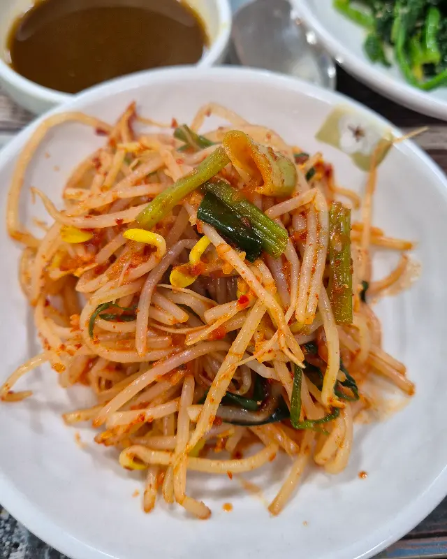 새콤달콤한 양념에 버무려진 콩나물 무침