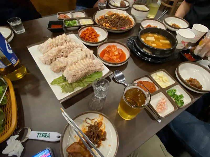 푸짐하게 차려진 한 상, 다양한 밑반찬들이 눈길을 사로잡는다.