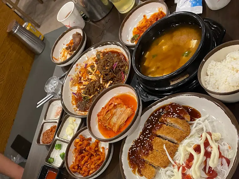 다채로운 밑반찬과 메인 메뉴의 조화