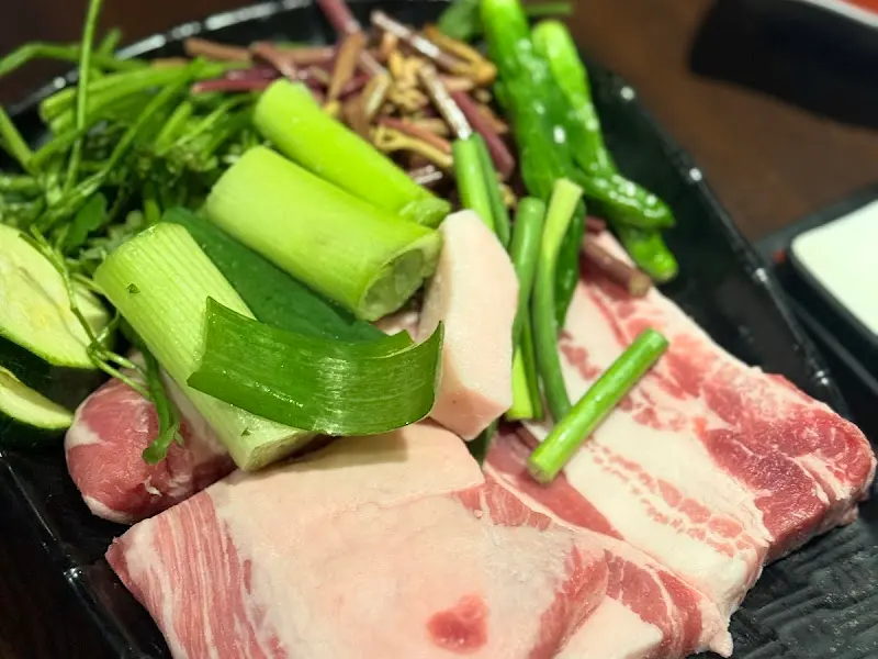 갈비 삼겹과 야채 모둠 근접샷