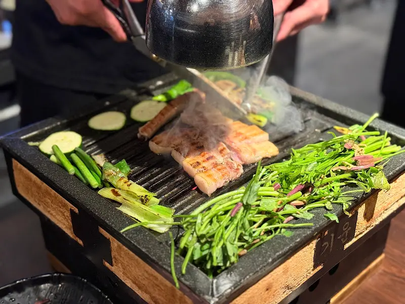 전문가의 손길로 구워지는 갈비 삼겹