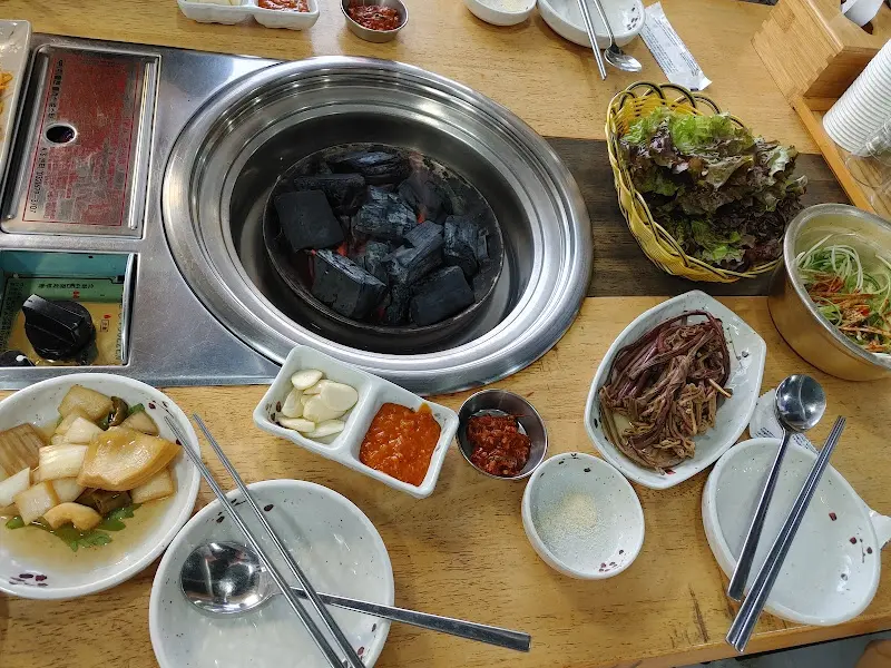 숯불과 밑반찬