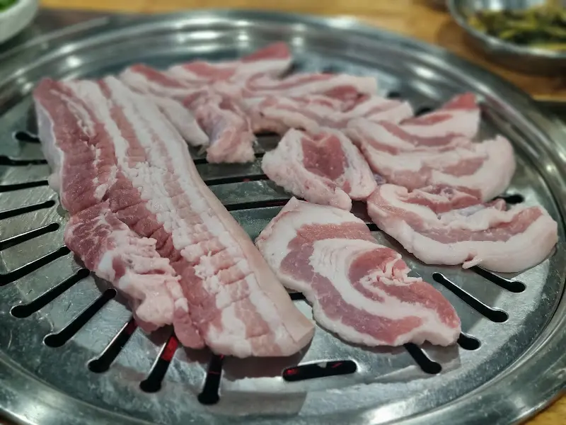 불판 위의 삼겹살