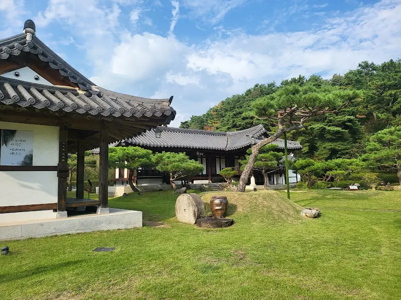 묘운의 아름다운 한옥 외관과 정원