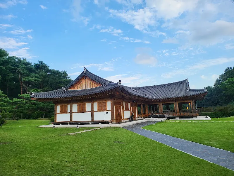 묘운의 넓은 잔디밭과 한옥 건물