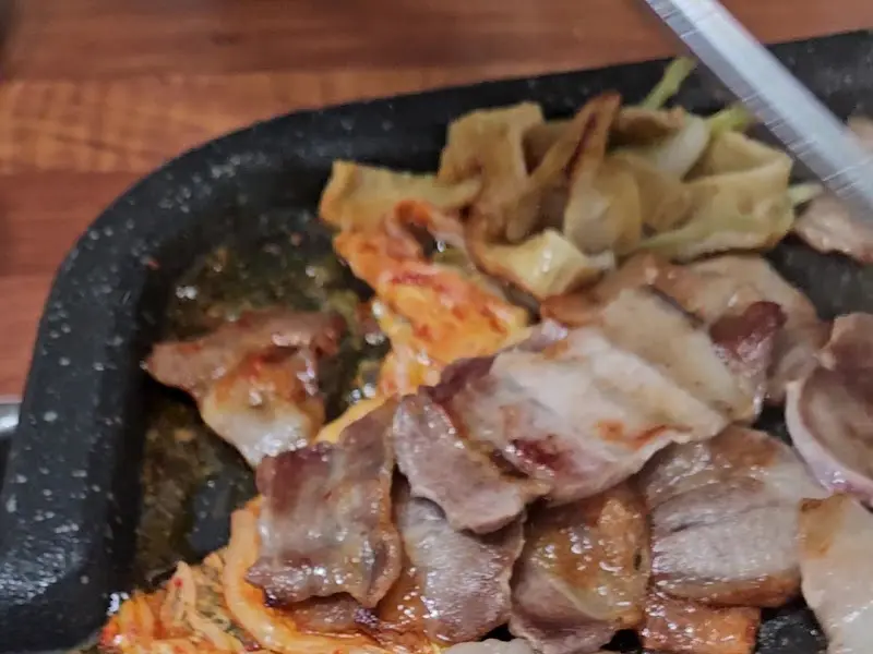 돌판 위에서 익어가는 삼겹살