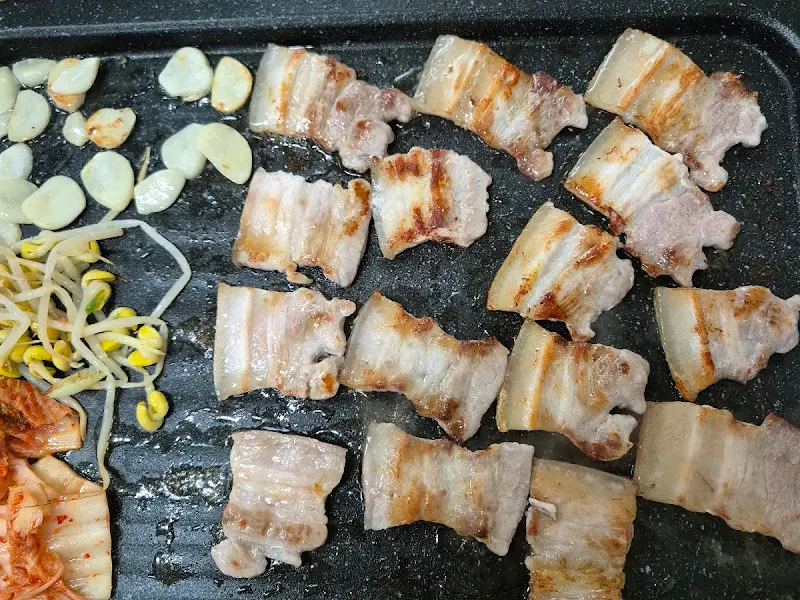 돌판 위에 구워지는 삼겹살