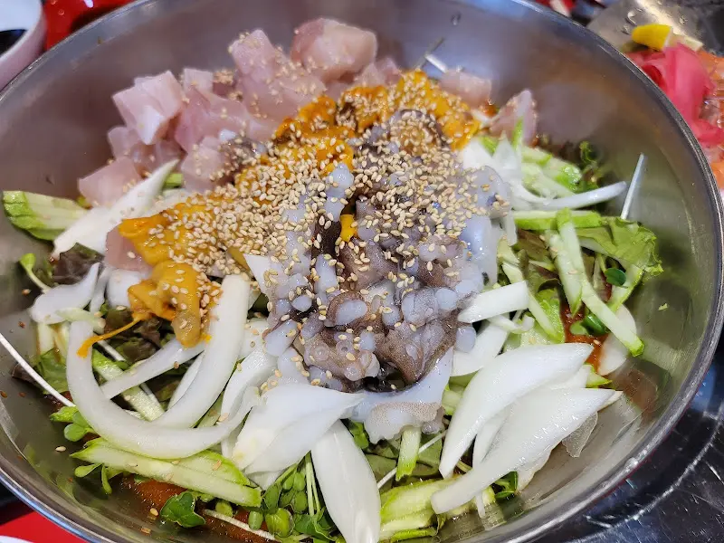 신선한 해산물이 가득한 물회