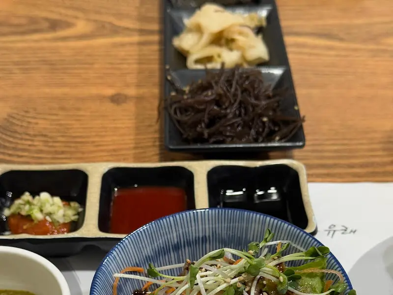 정갈하게 담긴 곁들임 음식