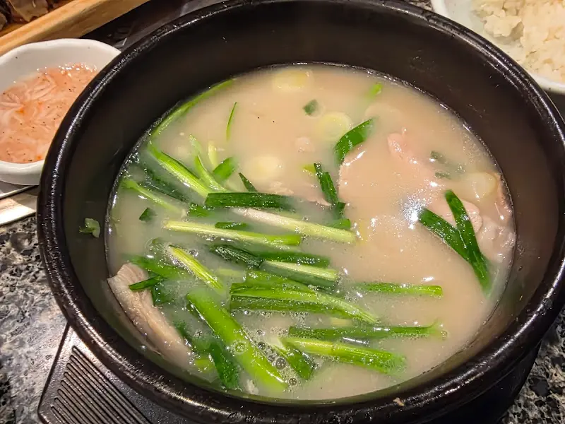 뽀얀 국물이 인상적인 돼지국밥