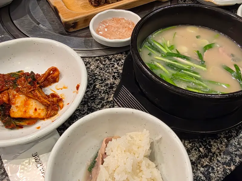 돼지국밥과 맛깔스러운 김치