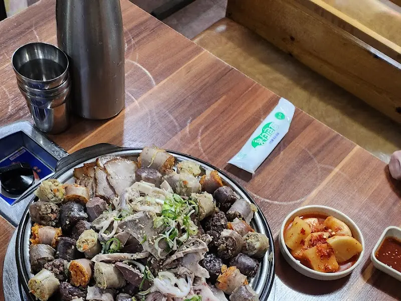 푸짐한 돼지 모듬 한 상