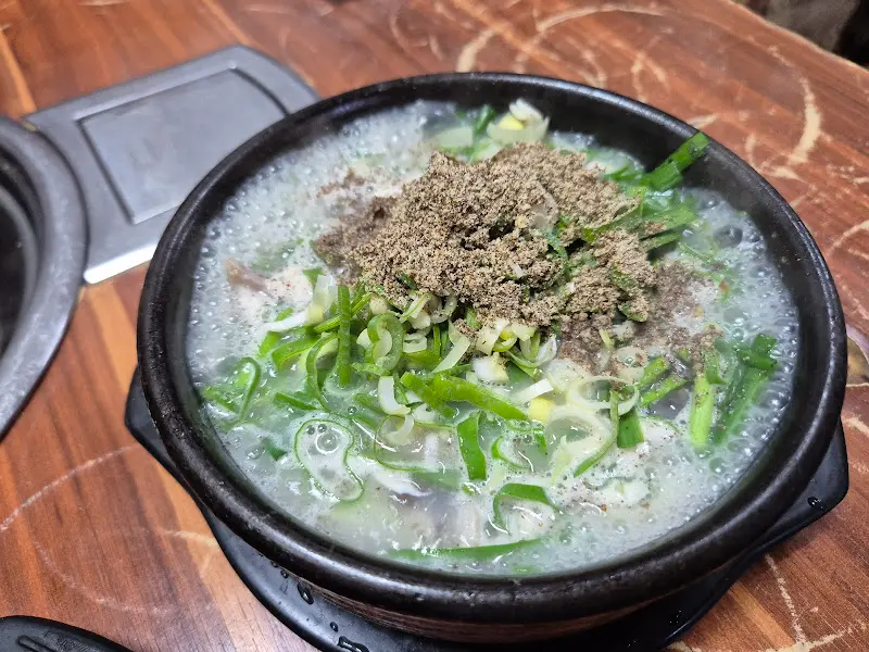 들깨가루 팍팍 뿌려진 순대국