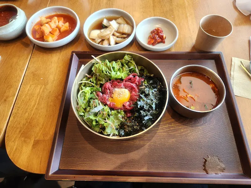 육회비빔밥 한 상 차림