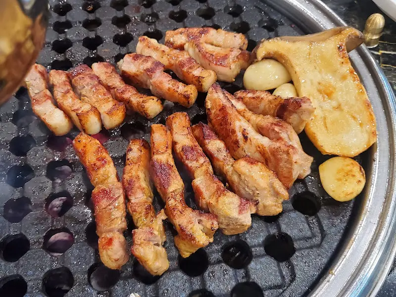 숯불 위에서 익어가는 흑돼지