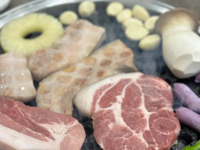 흑돼지와 곁들임 재료