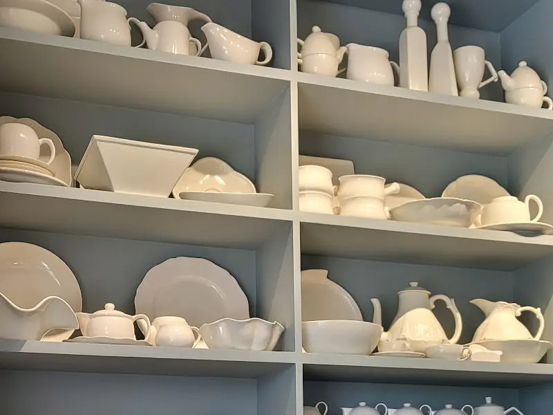 카페 내부 장식장